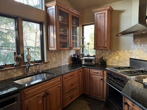 Fridge, oven, stovetop, coffee/tea maker