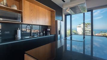 Grand réfrigérateur, micro-ondes, four, plaque de cuisson