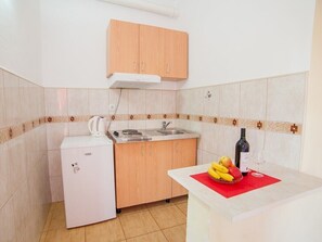 Kühlschrank, Herdplatte, Wasserkocher, Kochgeschirr/Geschirr/Besteck