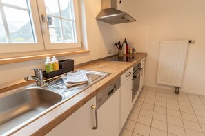 Apartment | Private kitchen | Shared fridge, oven, stovetop, dishwasher - Ammergau Lodge (Oberammergau)