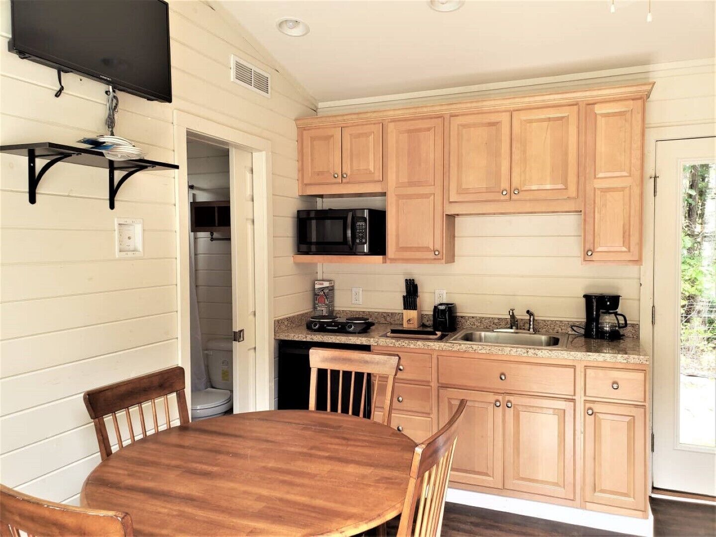 Beautiful Lake George Cottage