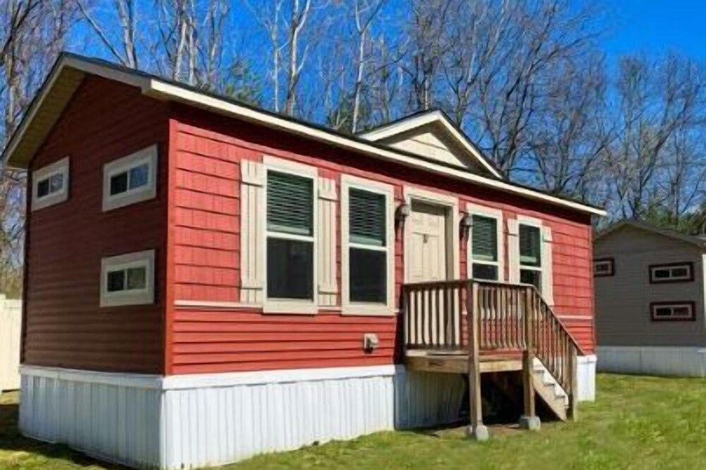 Beautiful Lake George Cottage