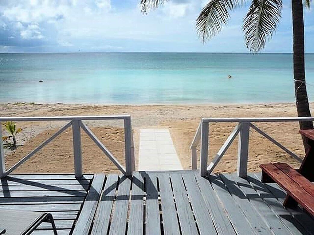 Accommodatie ligt op het strand, ligstoelen, strandlakens