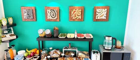 Een 32-inch flatscreentelevisie met satellietzenders