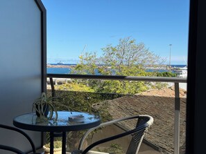 Panoramic-Doppelzimmer, Balkon, Meerblick | Terrasse/Patio