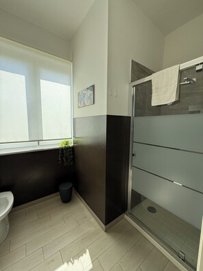 Panoramic-Doppelzimmer, Balkon, Meerblick | Badezimmer | Dusche, Regendusche, kostenlose Toilettenartikel, Haartrockner