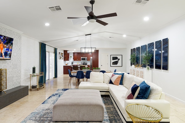 TV connectée, cheminée, baby-foot, livres