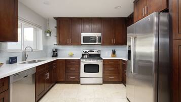 Jääkaappi, mikroaaltouuni, uuni, liesi