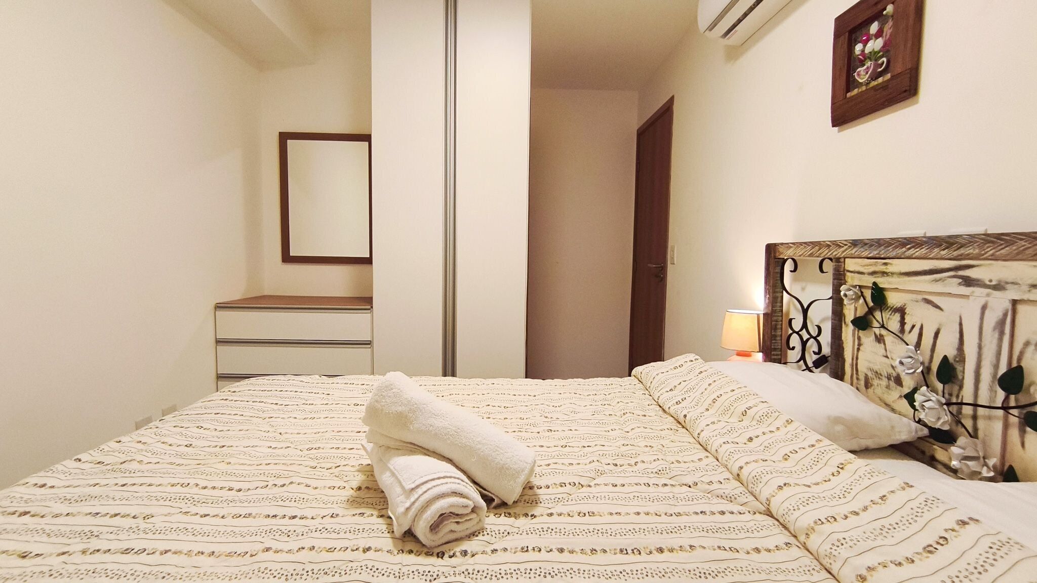 Departamento familiar, vista al patio | Decoración personalizada, muebles diferentes y cortinas blackout 