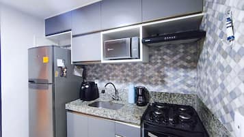 Appartement Classique | Cuisine privée | Réfrigérateur, batterie de cuisine, vaisselle et ustensiles, congélateur