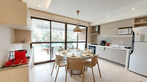 Apartamento família, vista para a piscina, no piso térreo | Cozinha privada | Geladeira, talheres/pratos/utensílios de cozinha, freezer