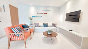 Appartement Familial, vue piscine, rez-de-chaussée | Coin séjour | TV connectée de 32 pouces avec chaßnes par satellite, télévision