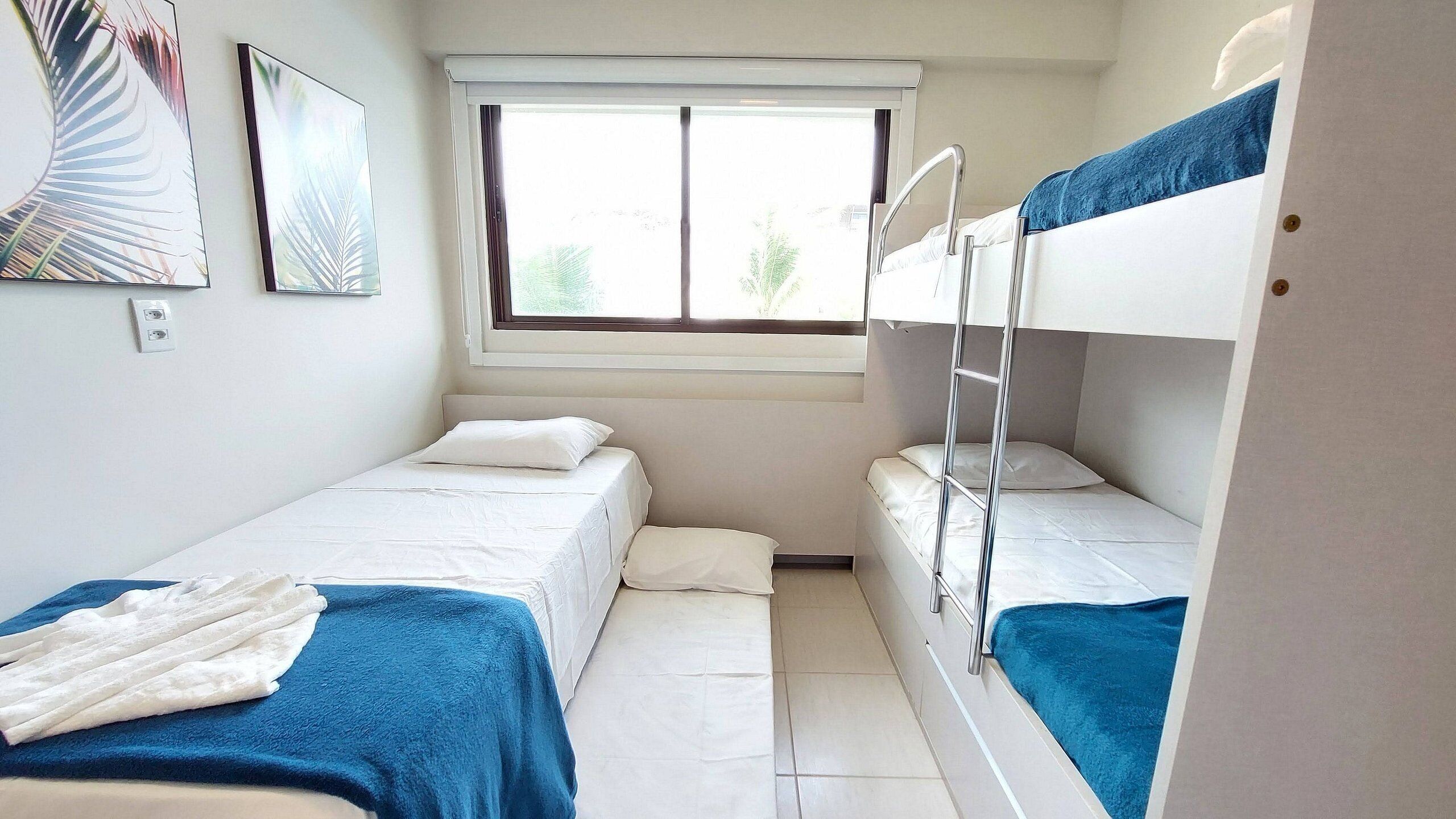 Familienapartment, Poolblick, Erdgeschoss | Individuell dekoriert, individuell eingerichtet, Verdunkelungsvorhänge