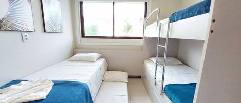 Familienapartment, Poolblick, Erdgeschoss | Individuell dekoriert, individuell eingerichtet, Verdunkelungsvorhänge