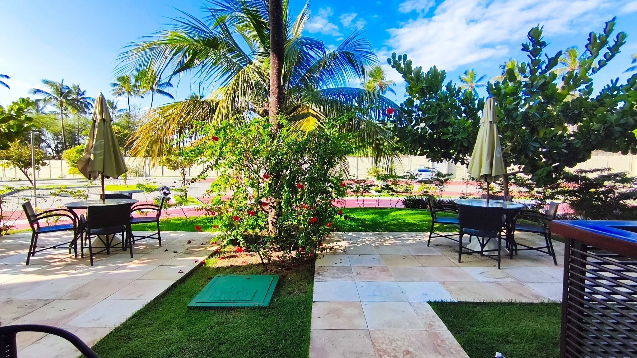 Apartamento familiar, vistas al patio | Restaurante al aire libre