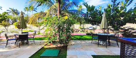 Apartamento familiar, vistas al patio | Restaurante al aire libre