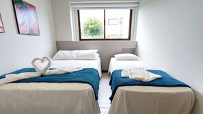Decoración personalizada, muebles diferentes y cortinas blackout 