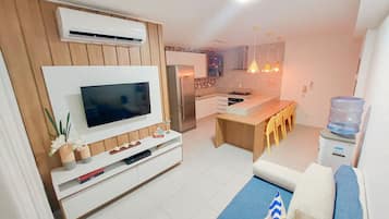 Leilighet | Oppholdsområde | En 32-tommers smart-TV med Parabol-TV samt TV