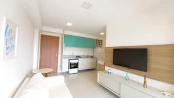 Appartement Familial, vue cour intérieure, en bord de plage | Coin séjour | TV connectée de 32 pouces avec chaînes par satellite, télévision