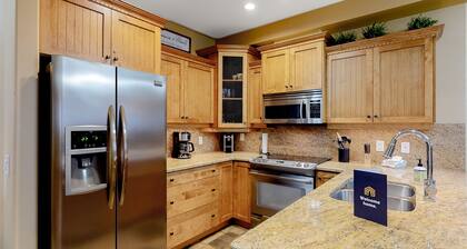 Homey condo ski-in / out w / bain à remous privé et de divertissement!