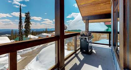 Ski-In/Ski-Out Chalet with Mountain Views, Private Hot Tub, & Gas Fireplace