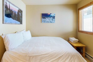 4 habitaciones, tabla de planchar con plancha, wifi y ropa de cama 