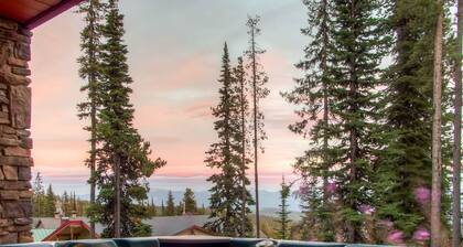 High-end ski-in/ski-out home with private hot tub, sauna, & room for everyone