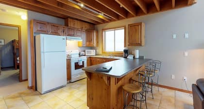 Ski-in / ski-out en casa con bañera de hidromasaje privada, actitud amigable para los perros y hermosas vistas.