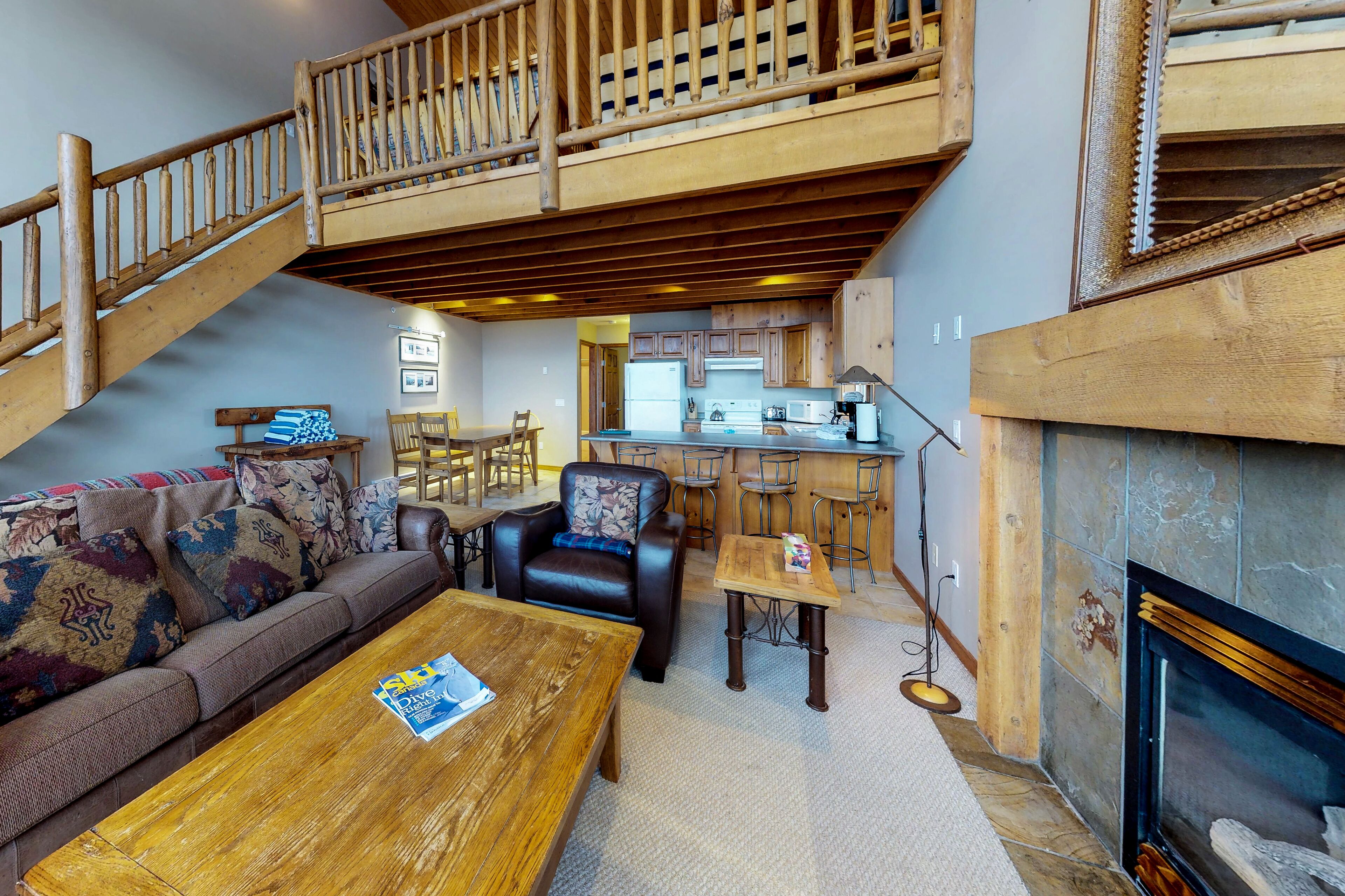 Télévision, cheminée, lecteur de DVD, chaîne hi-fi