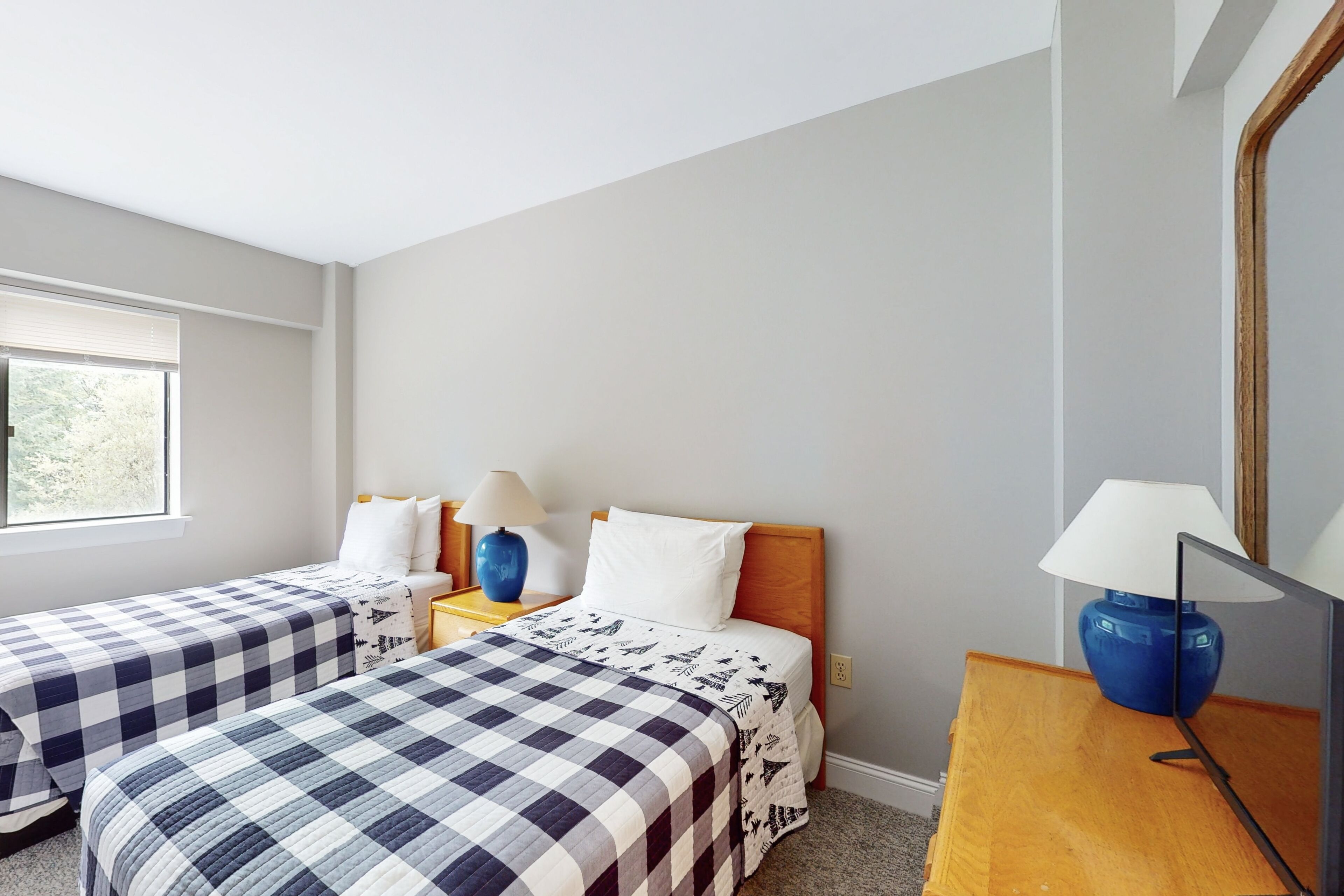 2 bedrooms, iron/ironing board, internet, bed sheets