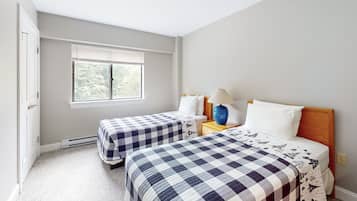 2 bedrooms, iron/ironing board, internet, bed sheets