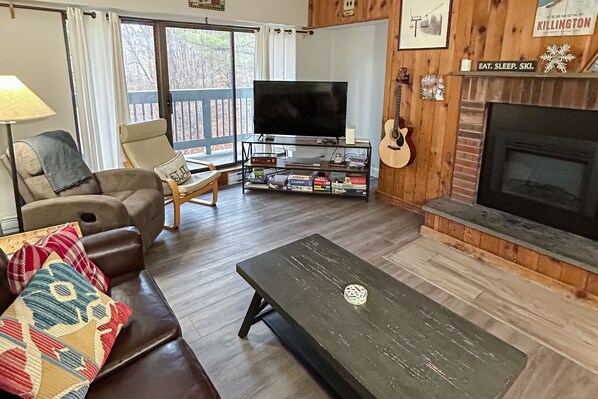 TV, peis, DVD-spiller og bøker