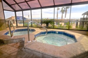 Piscine intérieure, piscine extérieure