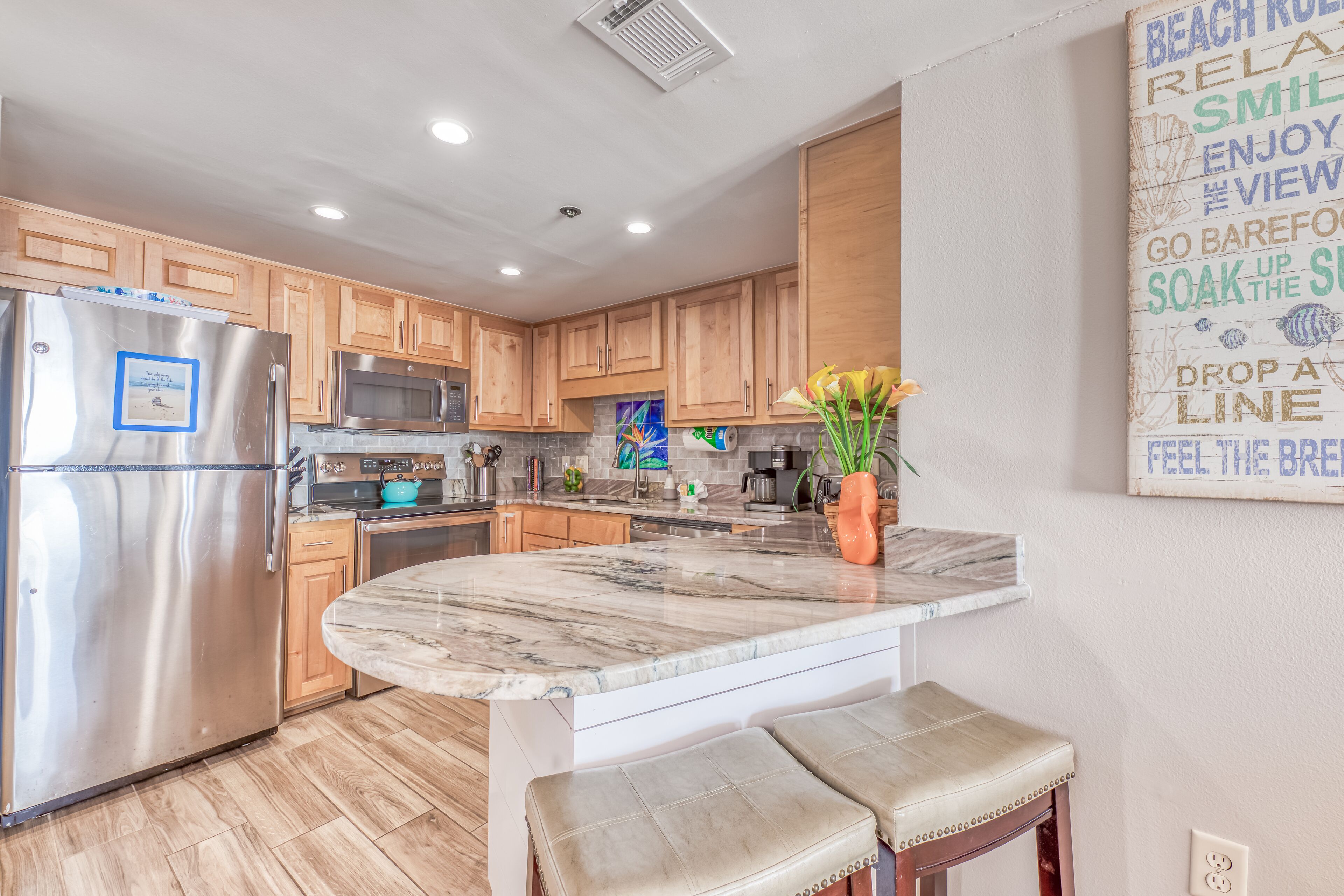 冷蔵庫、電子レンジ、オーブン、コンロ