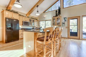 Fridge, microwave, oven, stovetop - Home near Deschutes Rvr with SHARC passes, WiFi, & private hot tub - dogs ok (Sunriver)