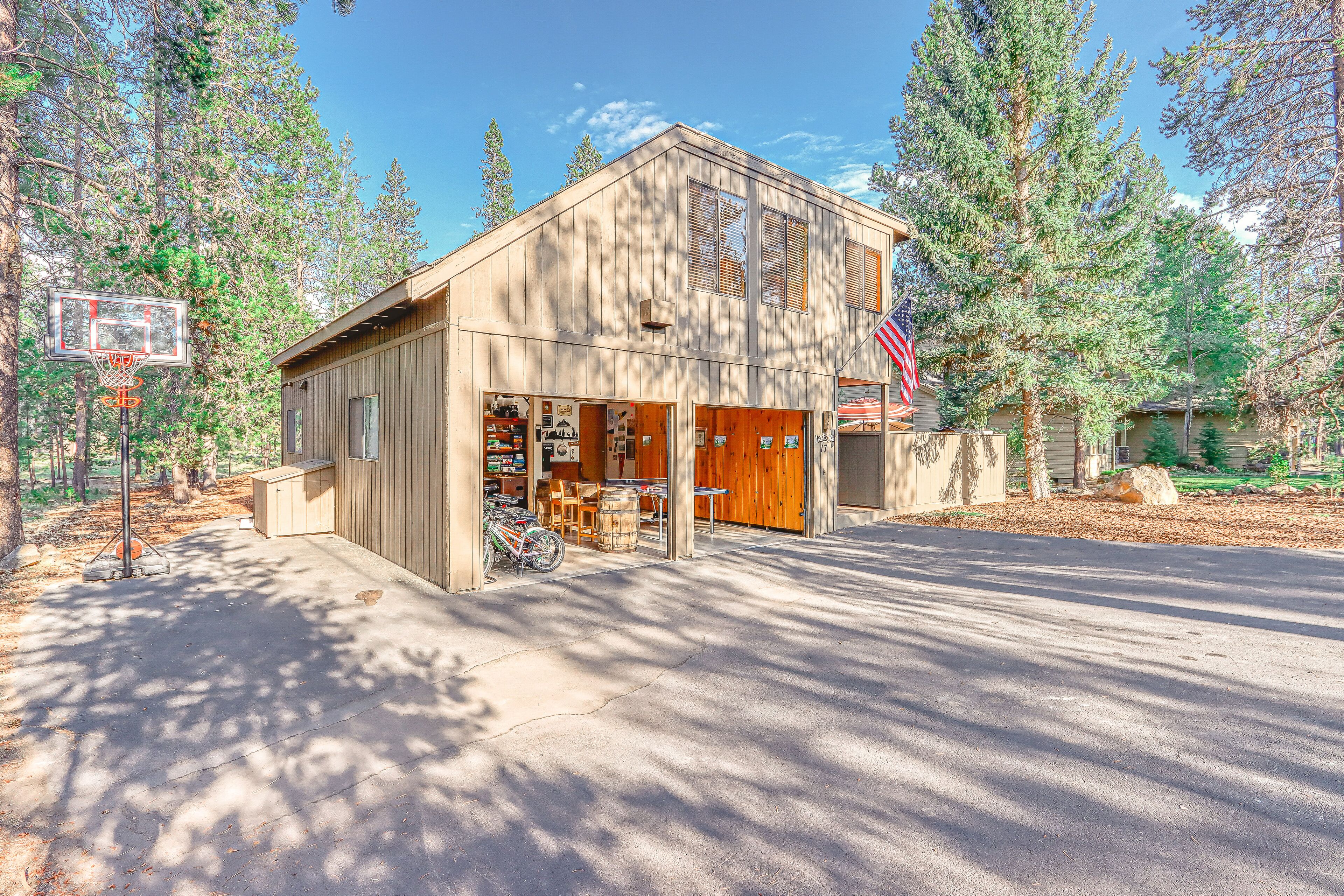 Home near Deschutes Rvr with SHARC passes, WiFi, & private hot tub - dogs ok