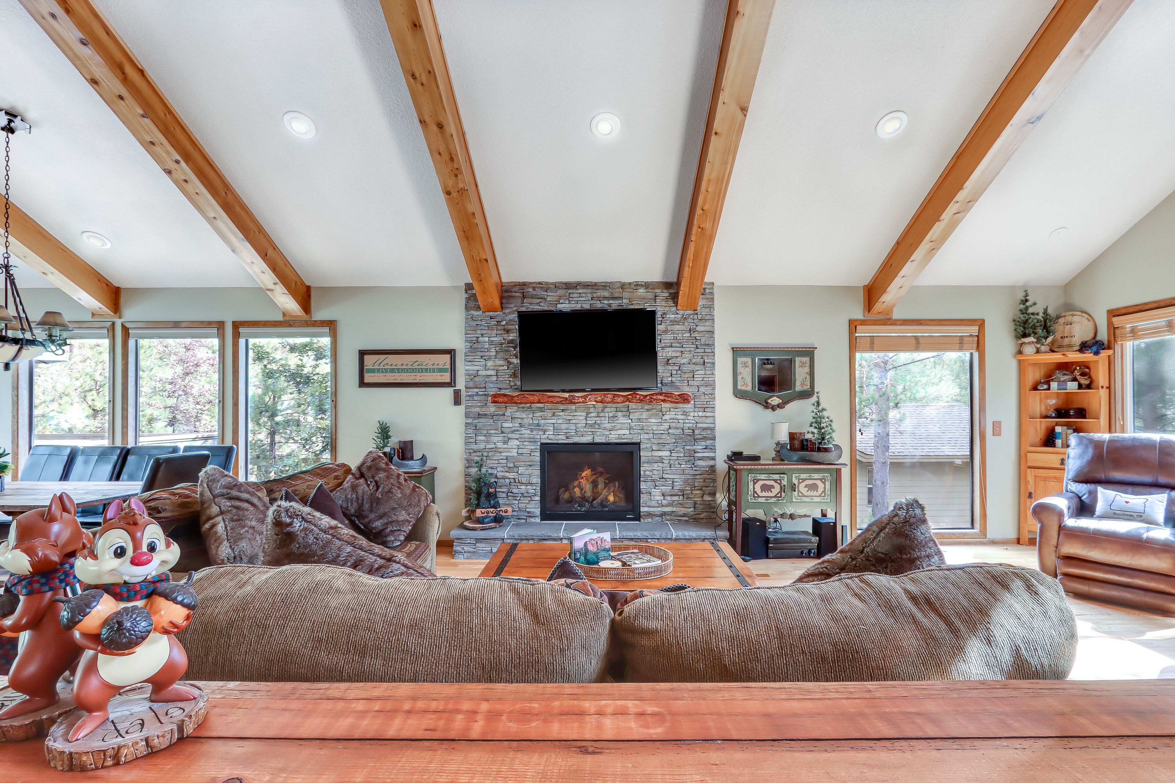 Home near Deschutes Rvr with SHARC passes, WiFi, & private hot tub - dogs ok