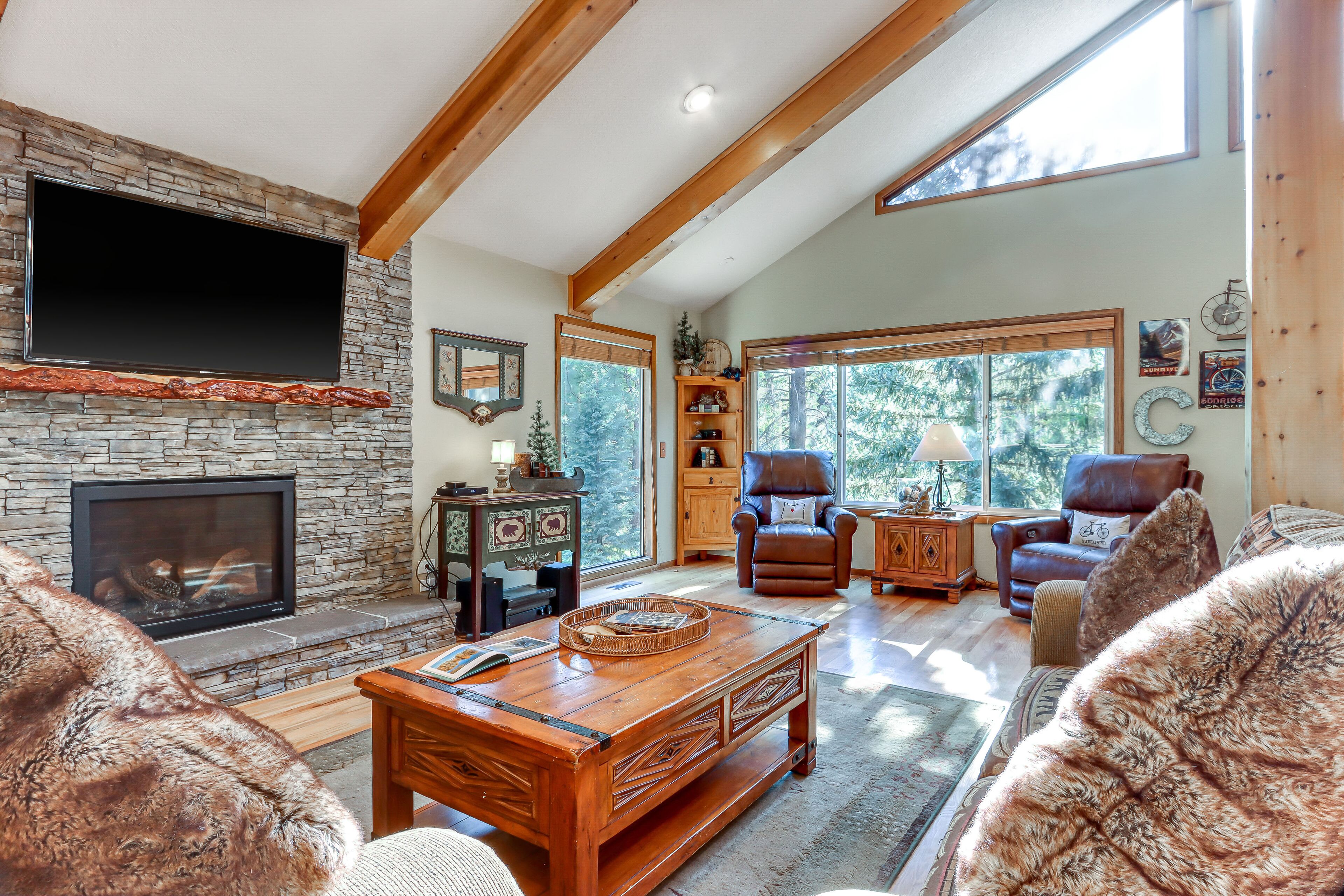 Home near Deschutes Rvr with SHARC passes, WiFi, & private hot tub - dogs ok