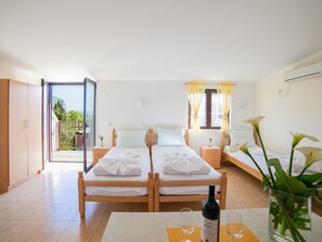 Iron/ironing board, WiFi, bed sheets