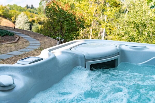 Outdoor spa tub