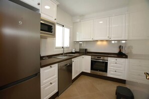 Fridge, microwave, oven, stovetop - Apartamento Pondarosa 56 by Costa CarpeDiem (Calpe)