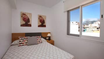 2 habitaciones, tabla de planchar con plancha, cuna de viaje y wifi