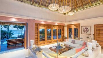 Villa, varias camas (CASA CANTARENA) | Sala de estar | Televisión de pantalla plana y películas con cargo