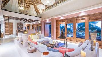 Villa, varias camas (CASA CANTARENA) | Sala de estar | Televisión de pantalla plana y películas con cargo