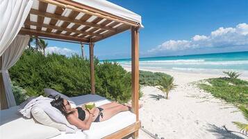 Villa, varias camas (CASA CANTARENA) | Playa | En la playa y sombrillas