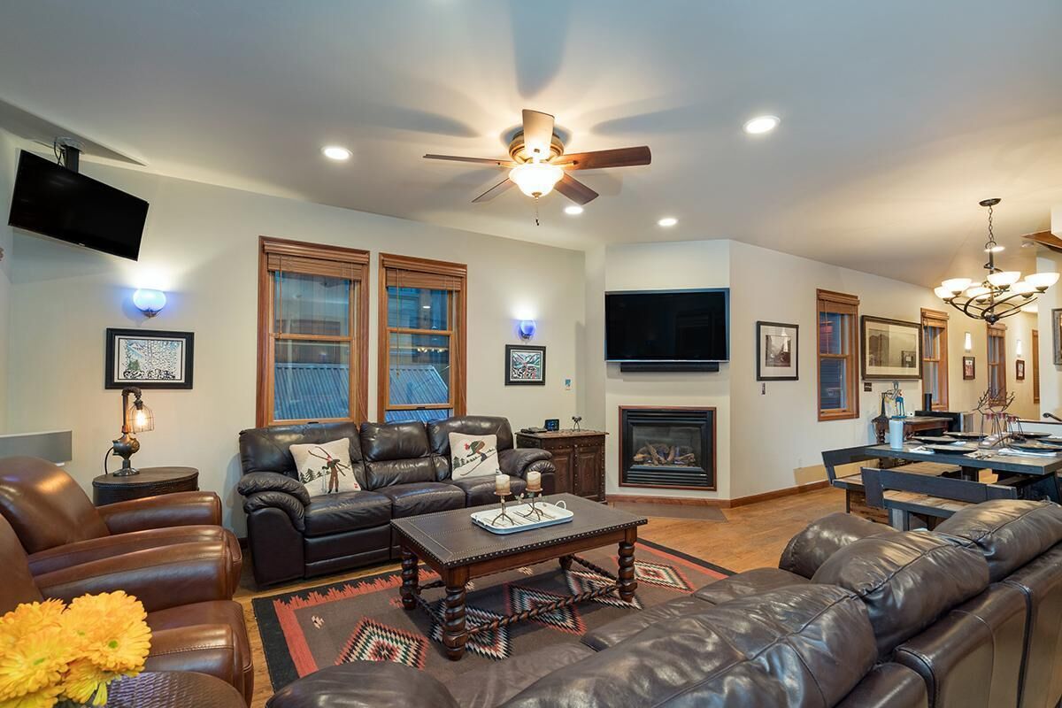 House, Multiple Beds (COLUMBINE HOUSE) | Living room | Flat-screen TV, fireplace