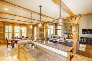 Pientalo, 4 makuuhuonetta | Yksityinen keittiö | Jääkaappi, mikroaaltouuni, uuni, liesi