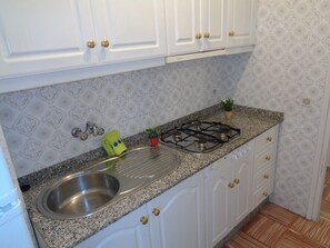 Réfrigérateur, micro-ondes, cafetière/bouilloire, grille-pain