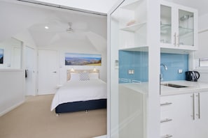 3 bedrooms, iron/ironing board, free WiFi, bed sheets - Middle Rock Beach House - absolute ocean in front (Lake Cathie)