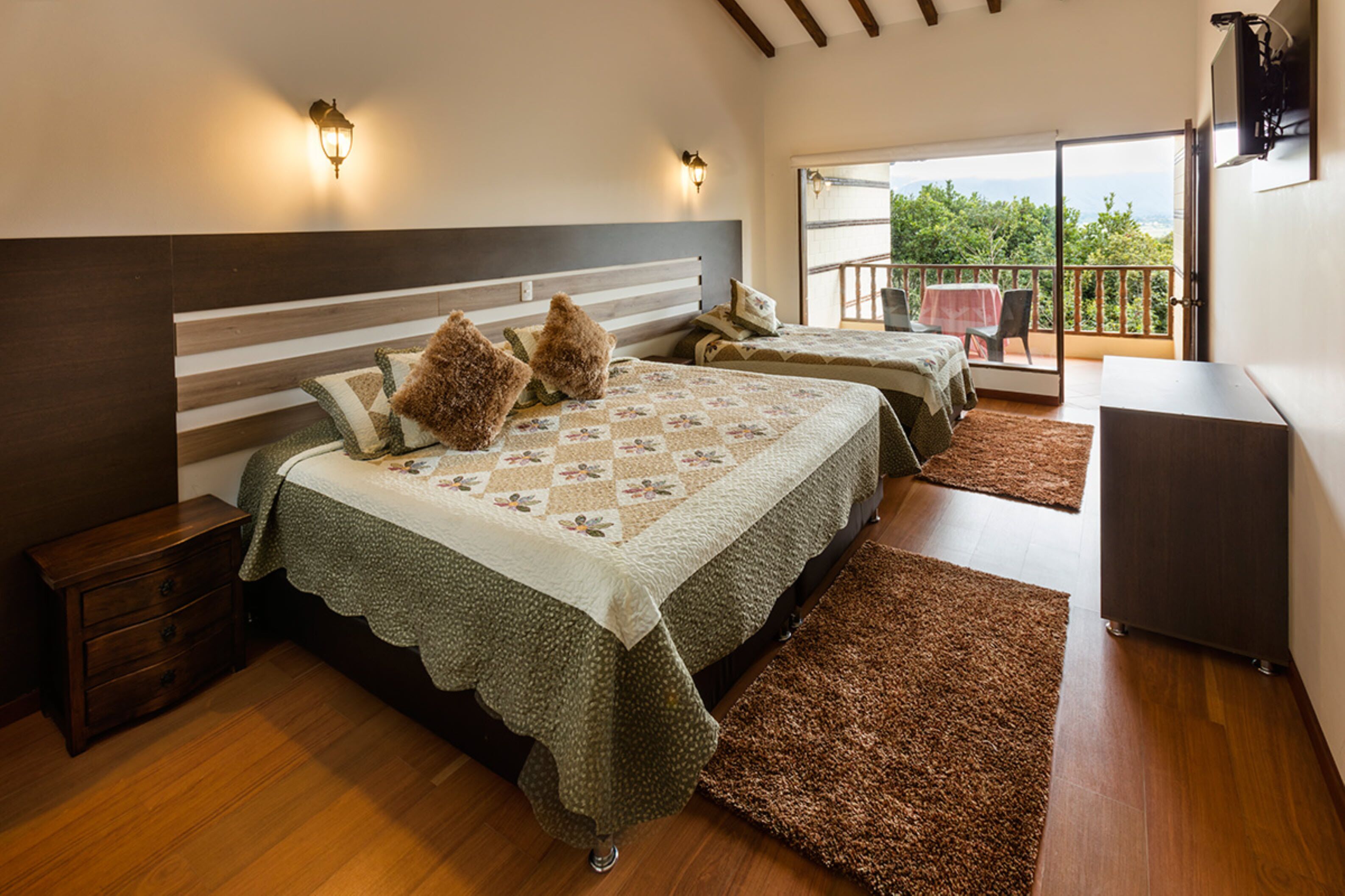 Habitación triple, balcón (209 Minerva) | Escritorio, cortinas opacas, ropa de cama